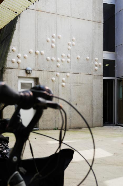 Installatie van studente Keramiek Imène Chabi